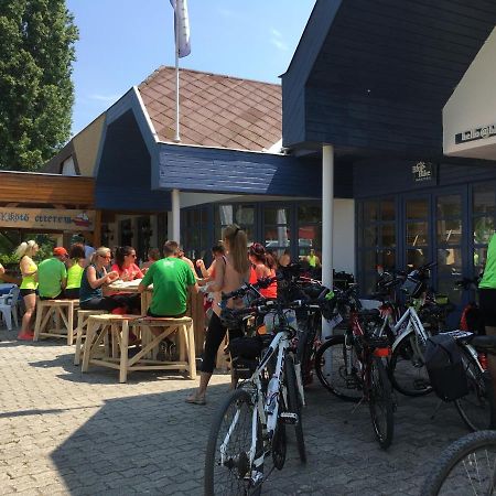 Blue Bike Hostel Balatonszárszó 外观 照片